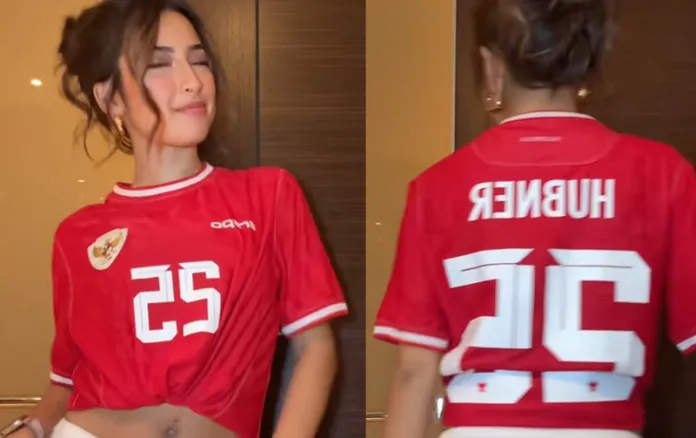 Nonton Timnas Bareng Camer, Intip Gaya Jennifer Coppen Pakai Jersey Bertuliskan 'Hubner 25'