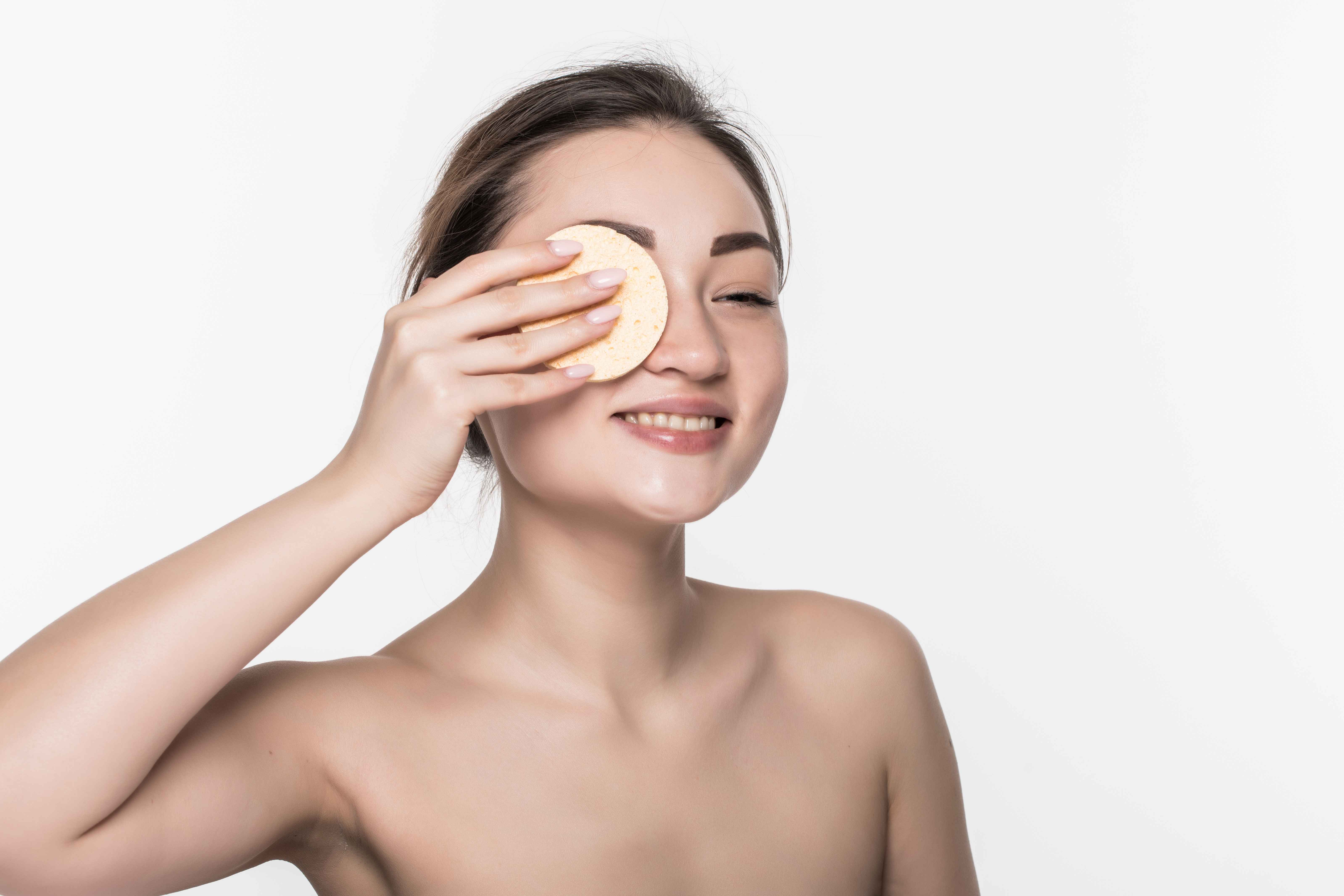 Kulit Sensitif? Hindari Kesalahan Ini Saat Membersihkan Makeup Agar Tak Meradang