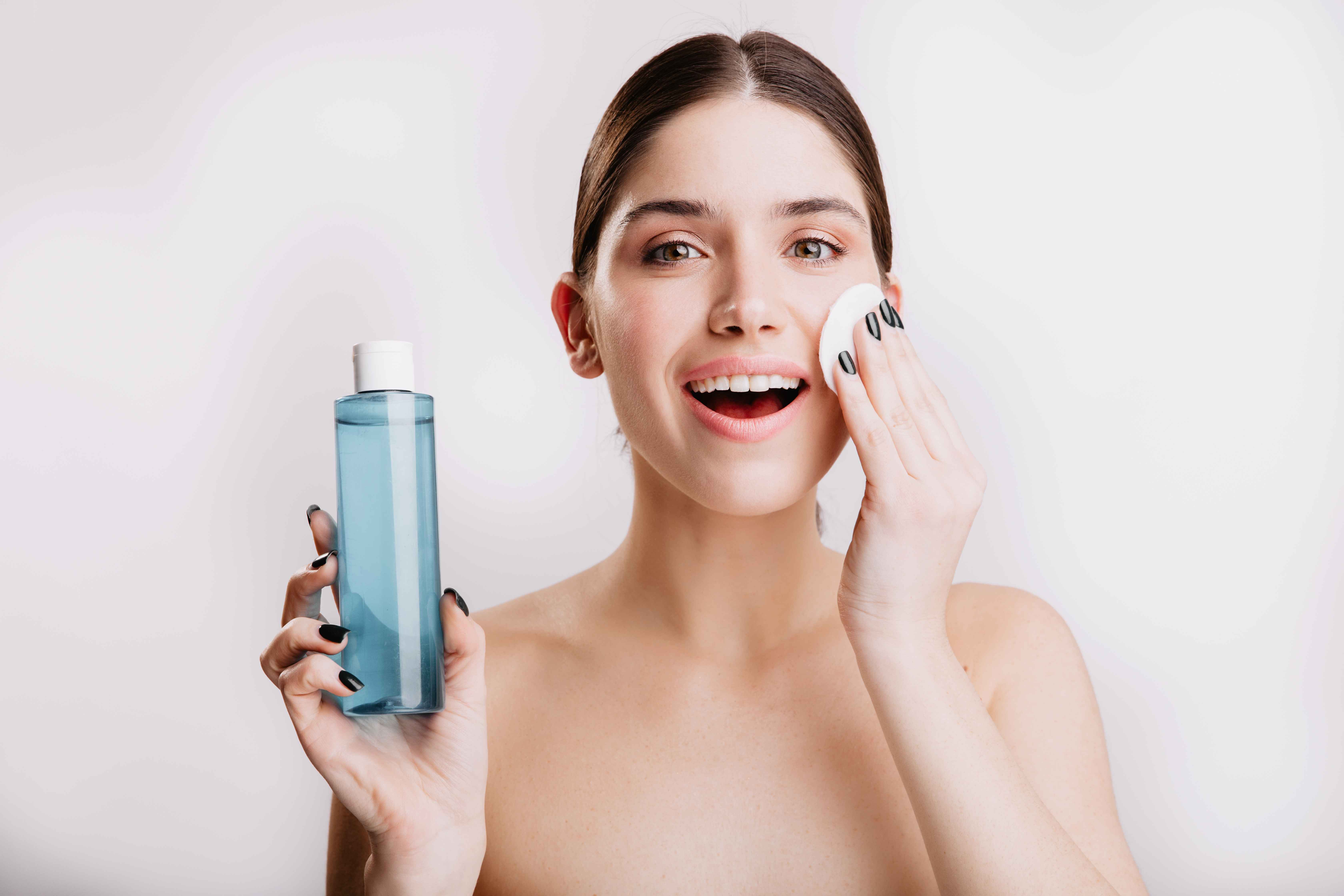 Penasaran Kenapa Toner Jadi Produk Wajib di Rangkaian Skincare? Simak Manfaat Mengejutkan yang Bikin Kulitmu Makin Sehat!