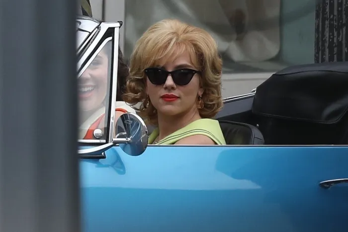 Scarlett Johansson Pamer Transformasi Rambut Paling Drastis dengan Curly Blonde Bob