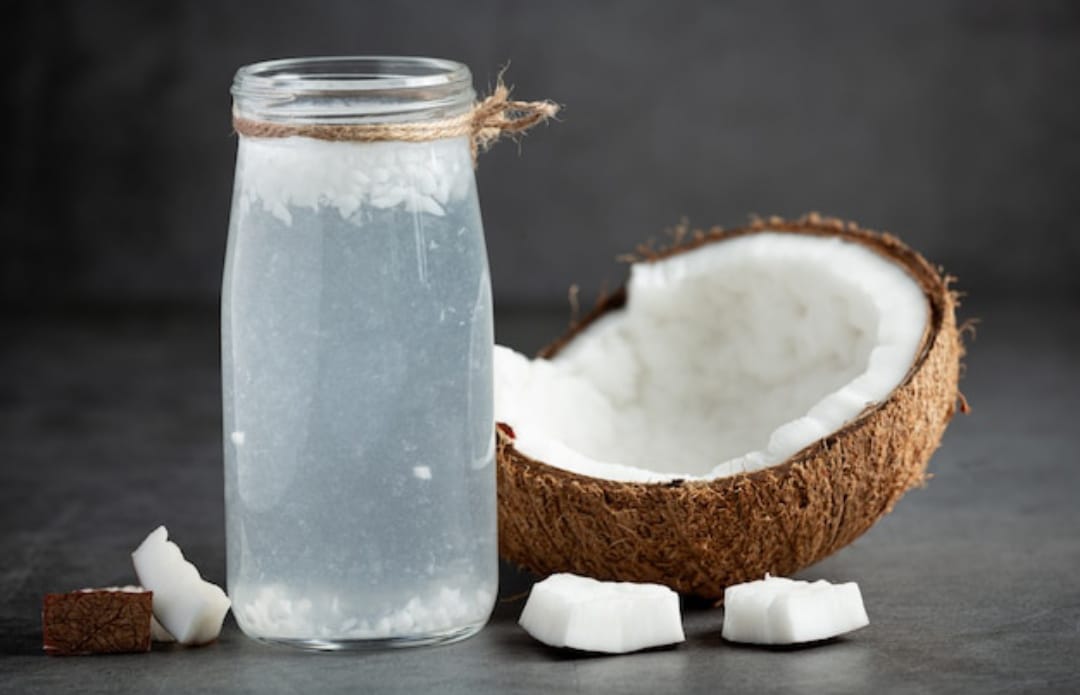 Langsing Alami Tanpa Ribet Diet Ketat! Ini 3 Waktu Terbaik Minum Air Kelapa untuk Turunkan Berat Badan