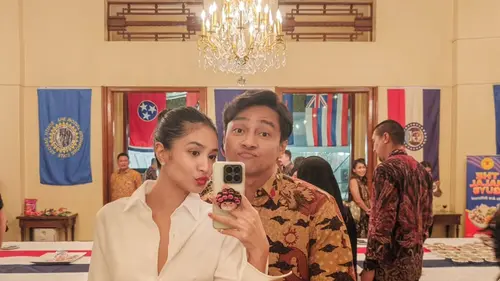 Tampil Beda! Mikha Tambayong dan Deva Mahenra Serasi Pakai Wastra Nusantara di Pesta Kemerdekaan AS