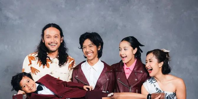 Dwi Sasono dan Widi Mulia Tampil Edgy-Etnik Bareng Anak-Anak, Foto Keluarga Bikin Mupeng!