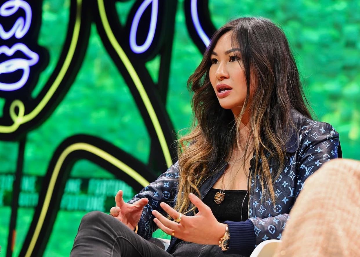 Lucy Guo, Miliarder 30 Tahun yang Geser Taylor Swift dan Tetap Naik Honda Civic