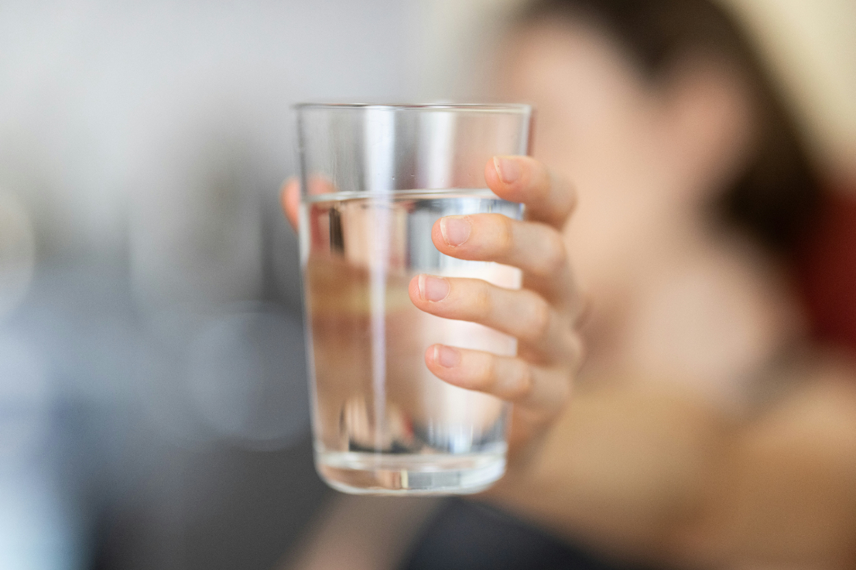 Minum Air Sebelum Tidur? Ini 6 Dampak Positifnya untuk Kesehatan