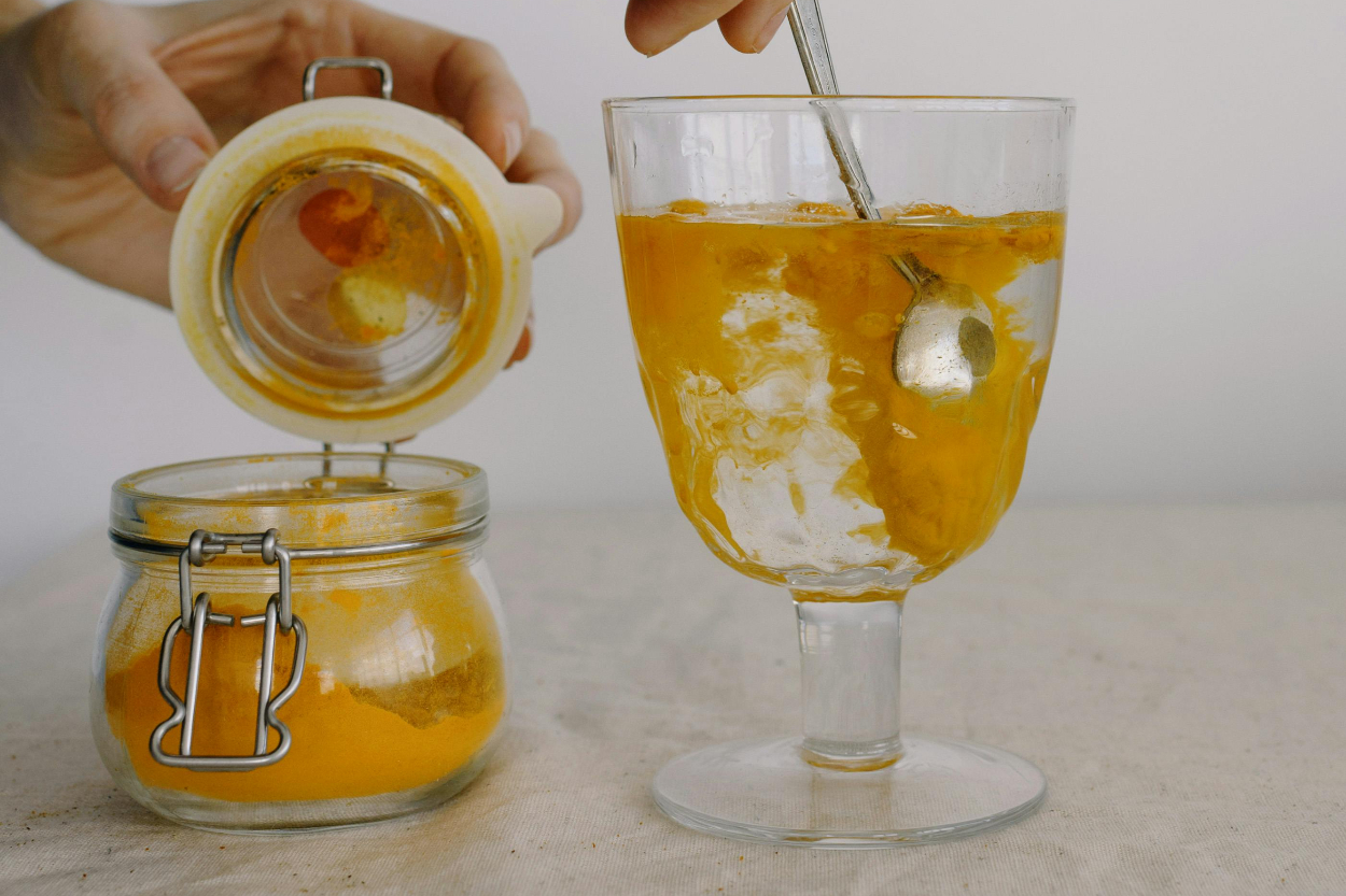 Rutin Minum Air Kunyit di Pagi Hari? Ini 5 Manfaat Sehatnya!