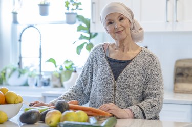 Lagi Jalani Kemoterapi? Wajib Hindari Makanan Ini Biar Enggak Kena Infeksi Serius! 