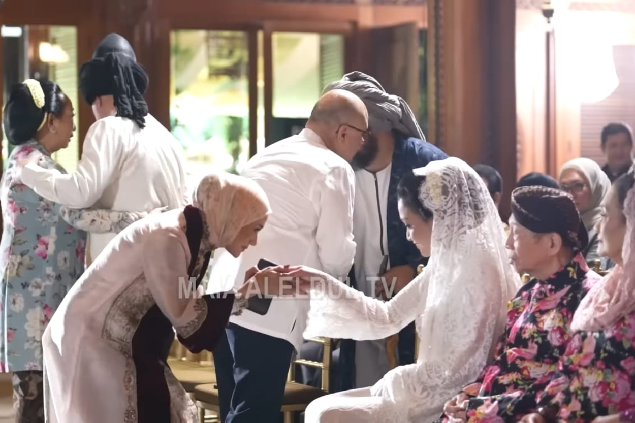 Jadi Sorotan! Mulan Jameela Salami Maia Estianty di Acara Siraman Al Ghazali