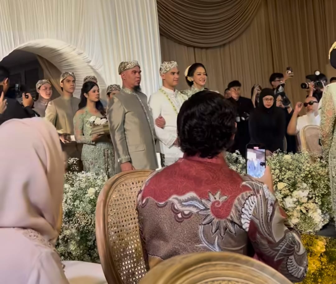 Pernikahan Al Ghazali dan Alyssa Daguise: Penuh Haru, Ahmad Dhani dan Maia Estianty Kompak Gandeng Sang Putra Menuju Pelaminan!