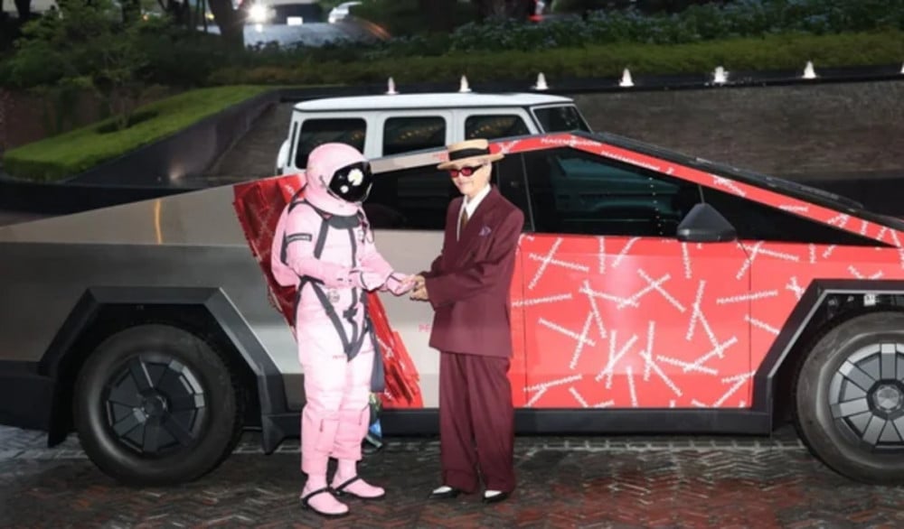 Elon Musk Pamer G Dragon Naik Cybertruck, Raja KPop Masuki Dunia Tesla, Kolaborasi Besar di Depan Mata?