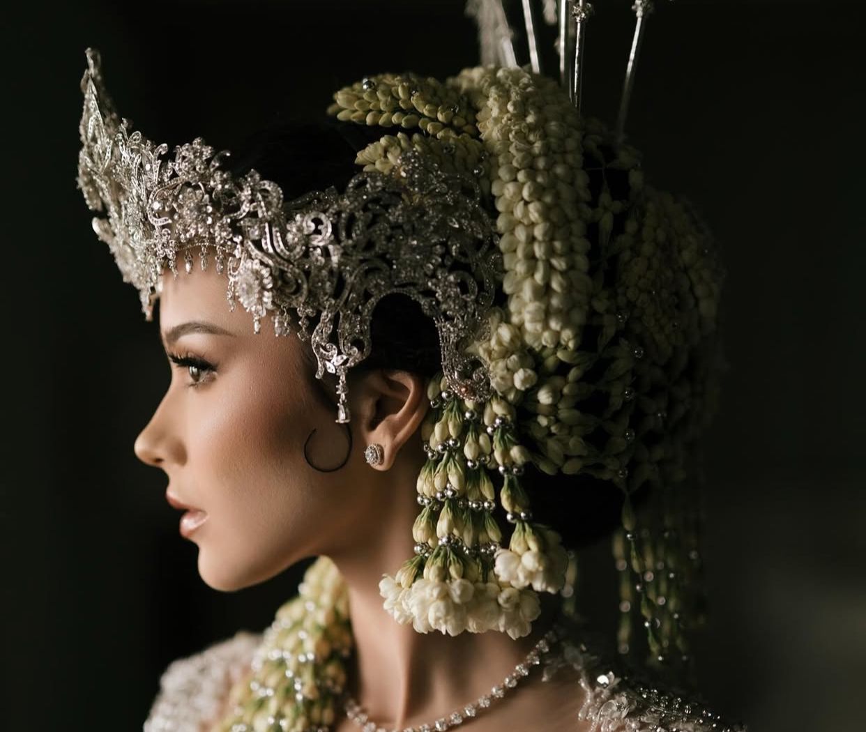 Detail Perhiasan Alyssa Daguise di Akad Nikah, Bertabur Berlian Langka Bernilai Fantastis!