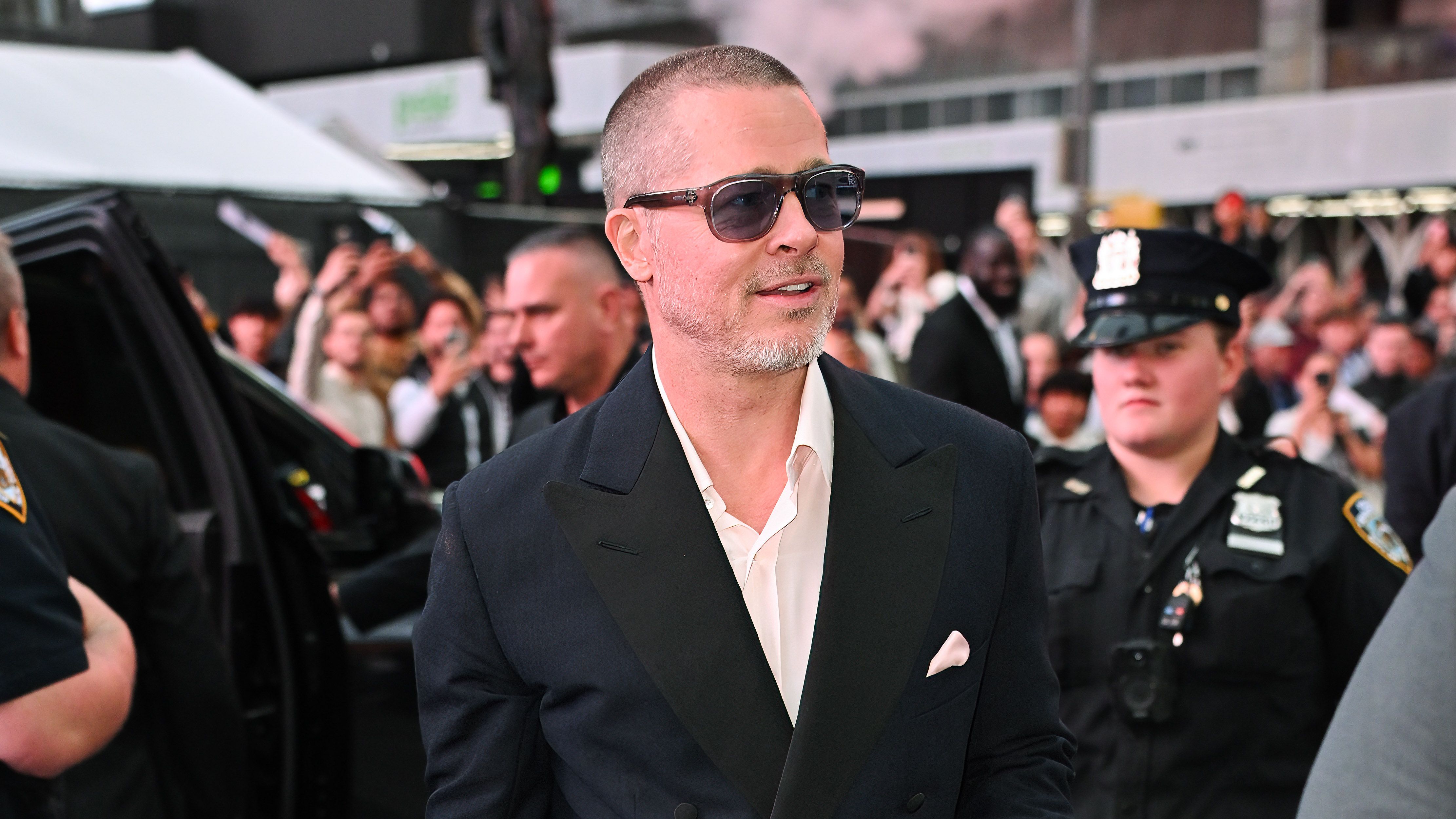Brad Pitt Cukur Gundul Lagi? Ini Alasan di Balik Comeback Gaya Rambut Ikonis Era 2000-an!