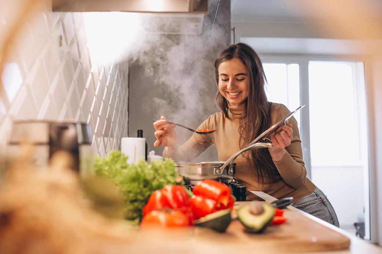 Masak Bikin Jerawatan? Ini 5 Kebiasaan di Dapur yang Ternyata Merusak Kulit!