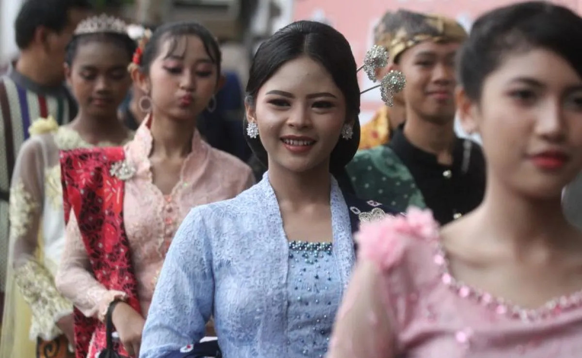 Tips Gaya Kebaya Kekinian ala Lenny Agustin, Bikin Tampil Modis Anti Kaku