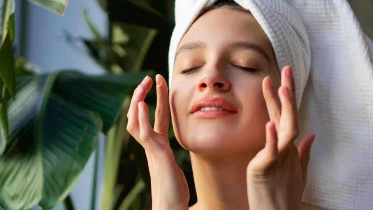 Bebas Gradakan! 6 Peeling Serum Andalan Ini Ampuh Hilangkan Chicken Skin, Kulit Mulus dalam Hitungan Minggu!