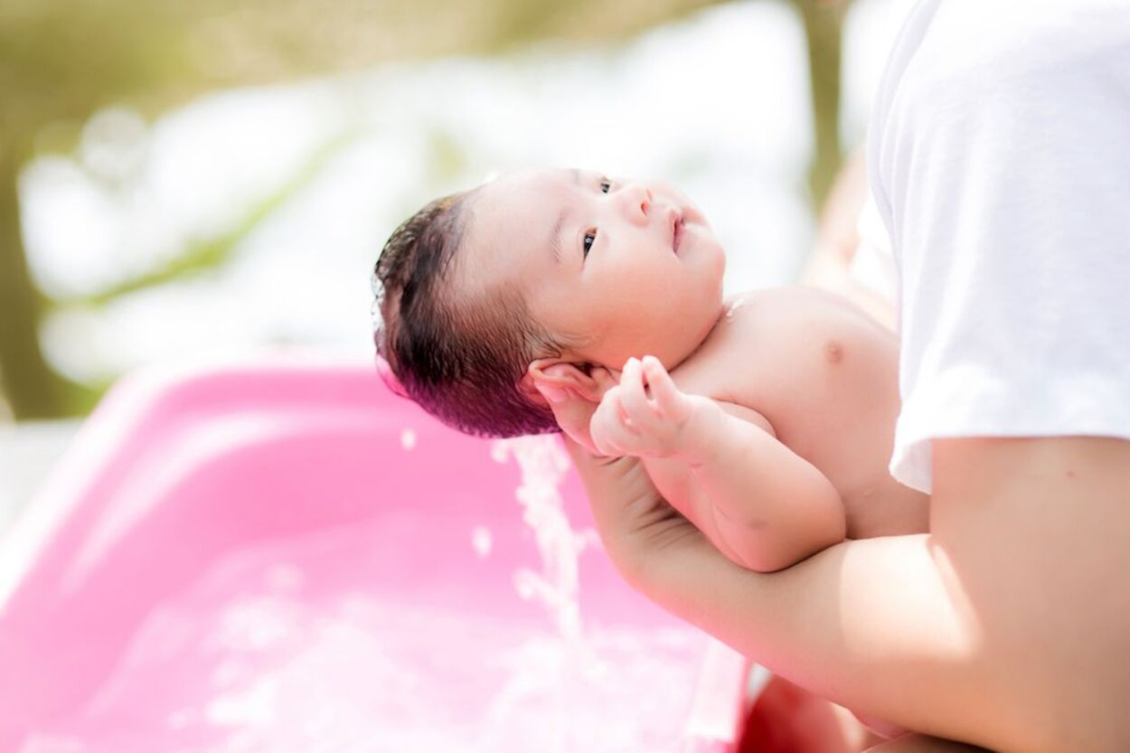 Berapa Kali Bayi Baru Lahir Sebaiknya Dimandikan? Ini Penjelasan Lengkapnya