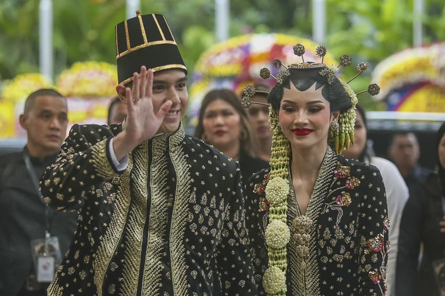 Bukan Cuma Sekadar Baju, Ini Makna Busana Ngunduh Mantu yang Elegan!