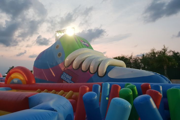 The Big Bounce Indonesia Hadir di PIK 2, Wahana Inflatable Terbesar se-Asia Tenggara
