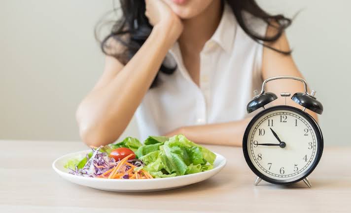 Intermittent Fasting vs Diet Kalori: Mana yang Cocok Buat Kamu?