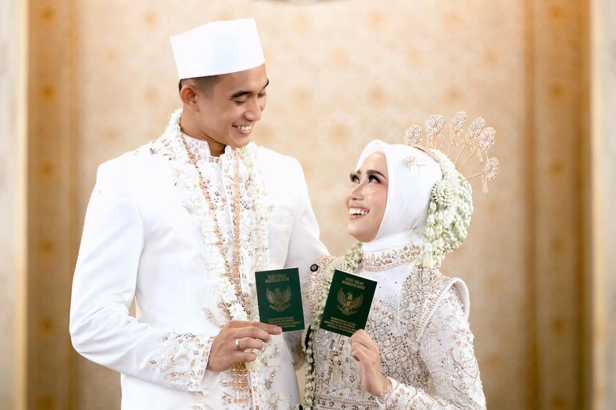 Akad Penuh Pesona, Rizky Ridho dan Sendy Aulia Tampil Serasi dengan Busana Putih Adat Jawa