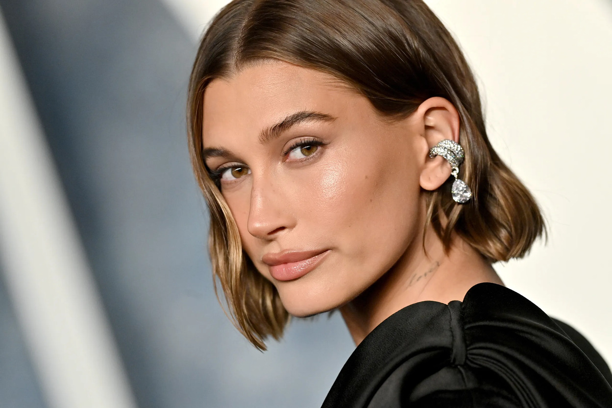 Hailey Bieber Kepergok Nongkrong Tanpa Cincin Nikah, Jadi Sorotan Para Netizen