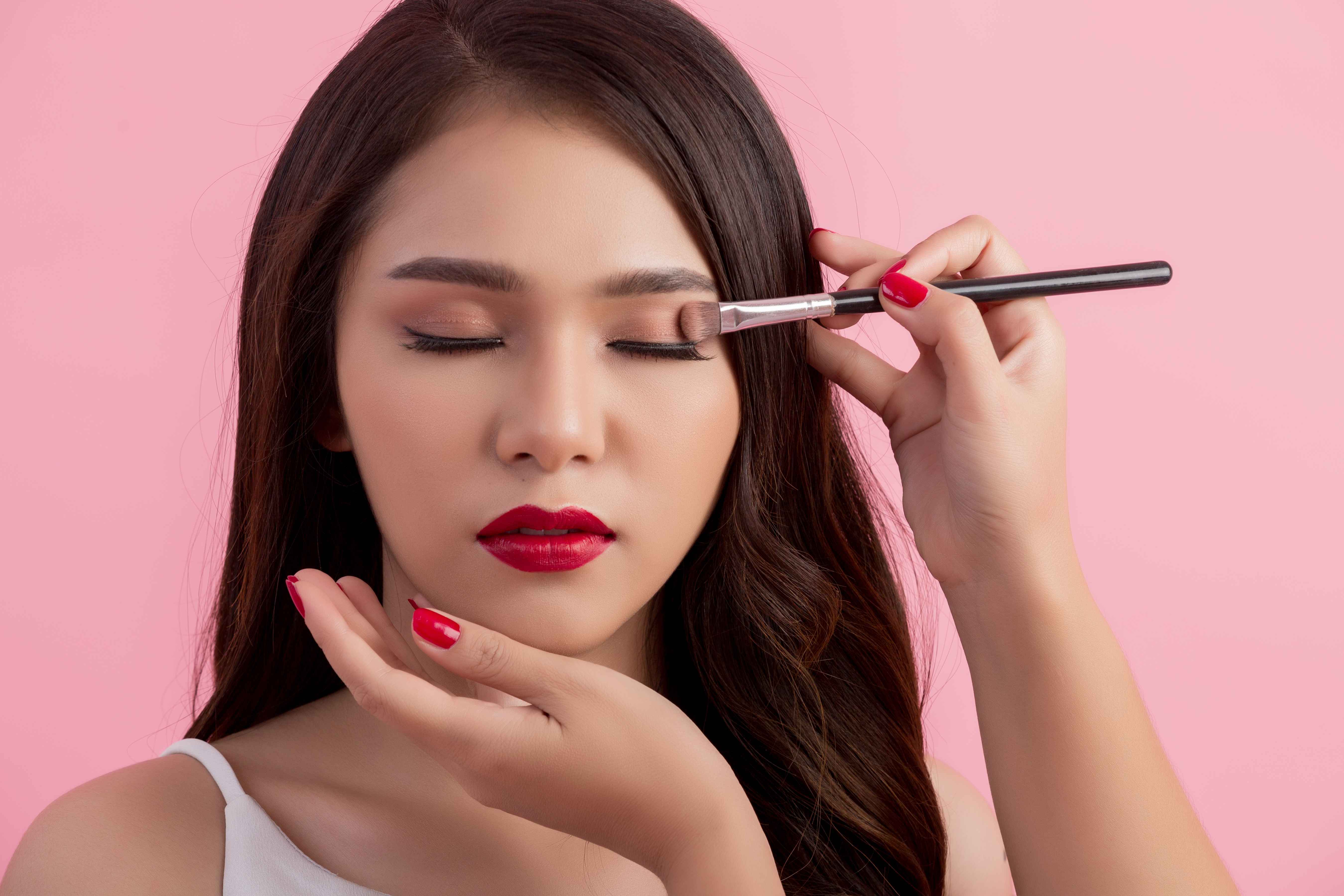 Hati Hati! Jangan Pakai 6 Produk Makeup Ini Setiap Hari Kalau Nggak Mau Kulitmu Rusak