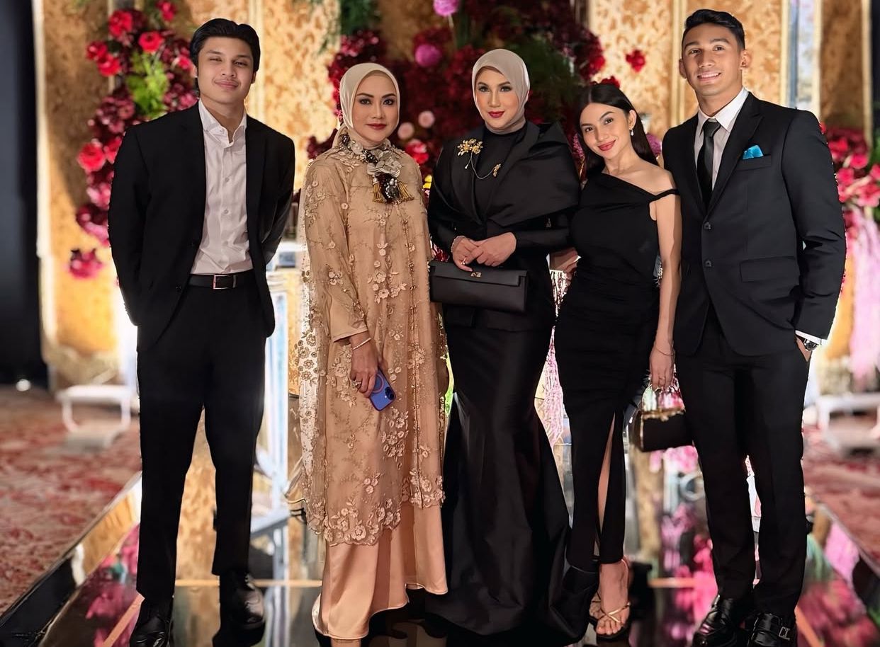 Ariel Tatum Curi Perhatian di Kondangan Bareng Pacar dan Calon Mertua,Tampil Kompak Serba Hitam!