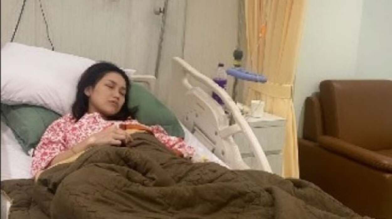 Ayu Ting Ting Dilarikan ke Rumah Sakit, Umi Kulsum Mohon Doa untuk Kesembuhannya