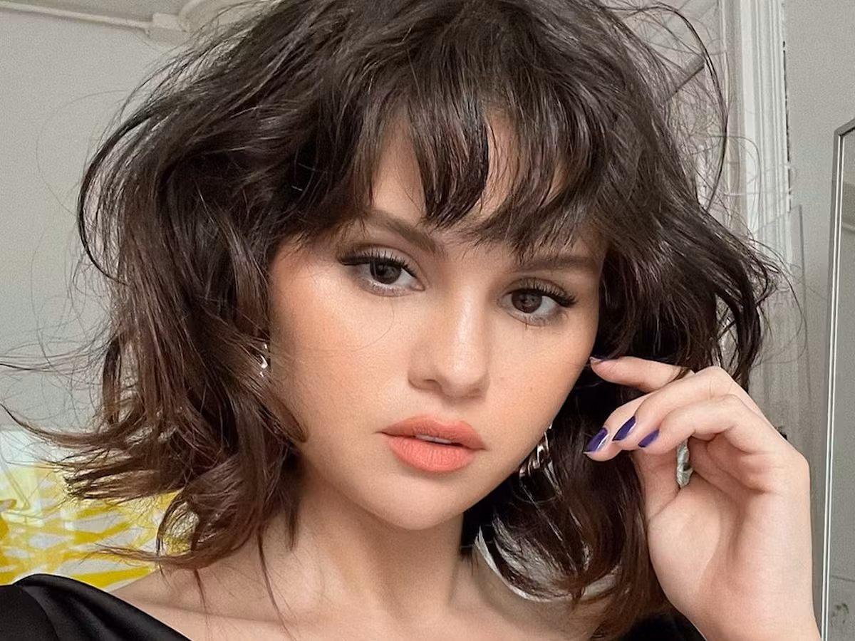 Selena Gomez Bikin Pangling! Tampil Wild ala Cewek Rock 70-an dengan Gaya Rambut Retro 