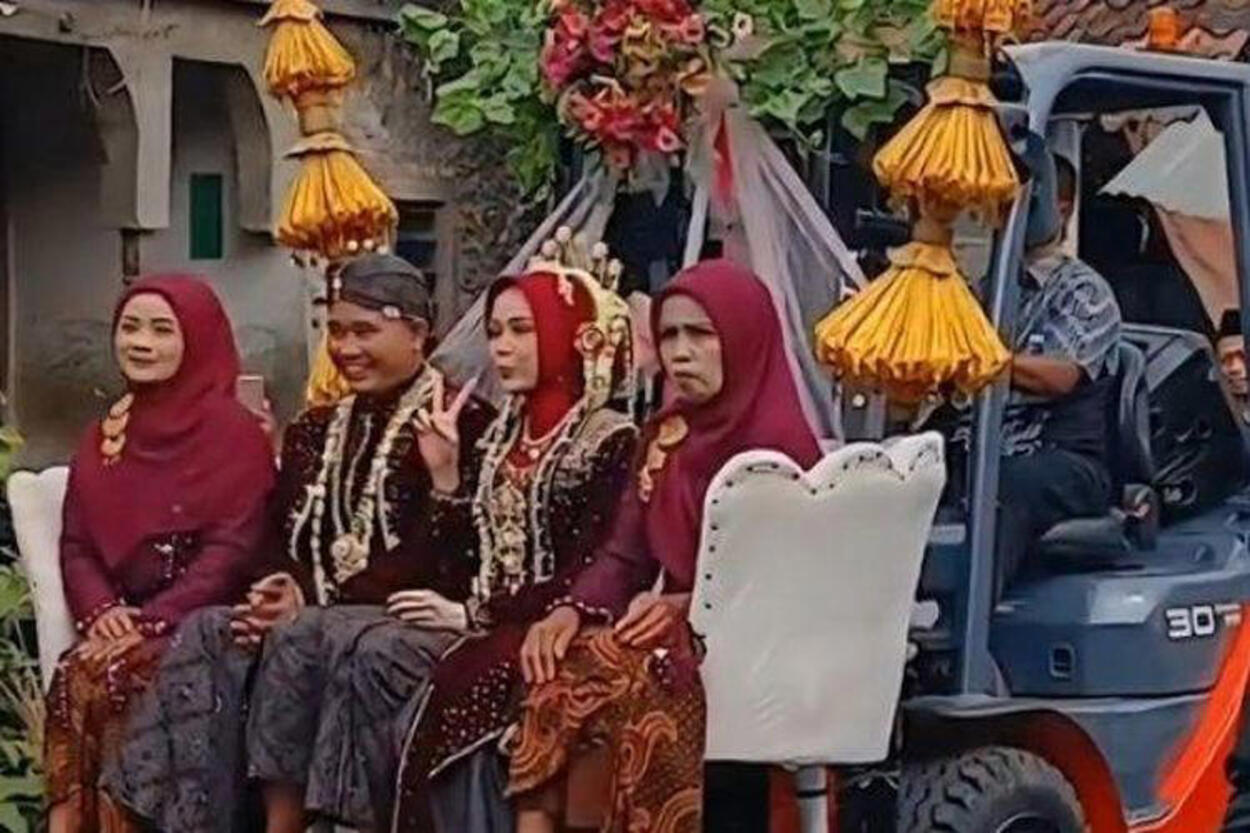 Anti Mainstream, Pasangan Pengantin Ini Diarak Pakai Forklift ala Kereta Bali