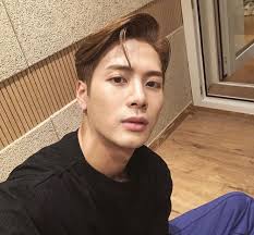 Bikin Fans Iri! Jackson Wang di Paris Fashion Week Bagi-bagi Tas LV Gratis!