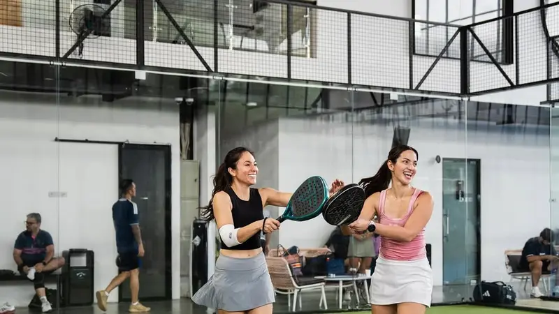 Adu Gaya Sporty Nia Ramadhani dan Wulan Guritno, Main Padel Tapi Tetap Fashionable!  
