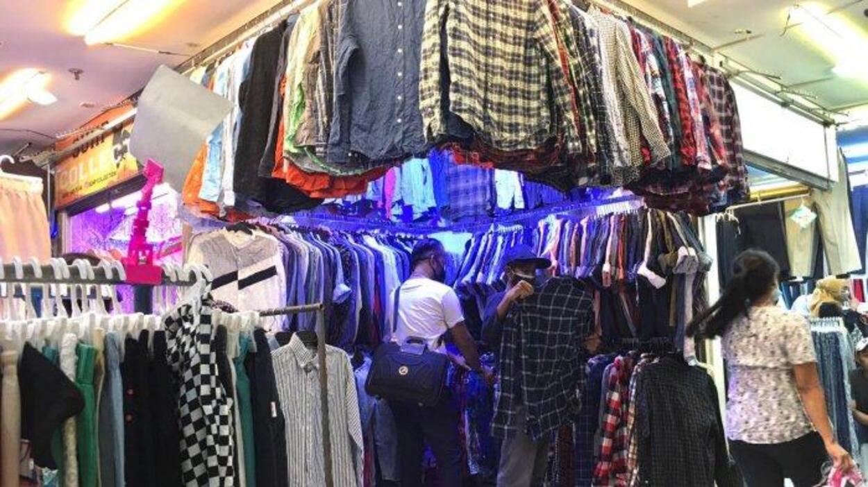 Surga Fashion Murah! Ini Dia 4 Tempat Thrifting Jakarta yang Bikin Kamu Kalap Belanja