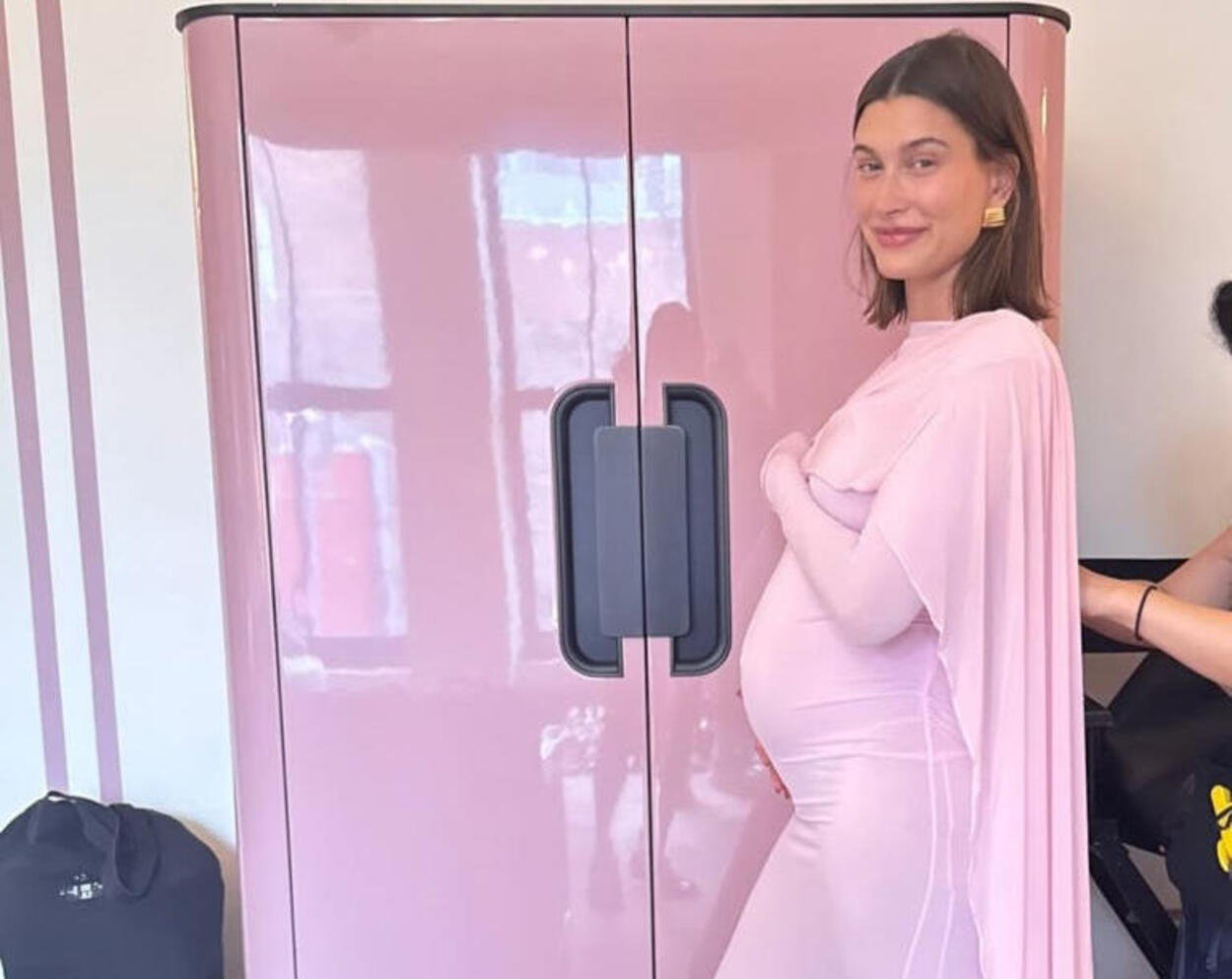 Hailey Bieber Tampil Tanpa Cincin dan Sempat Posting Foto Pas Hamil, Kode Apa Lagi ya?