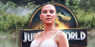 Scarlett Johansson Kenakan Mini Dress Bling-Bling di Premier Jurassic World Rebirth