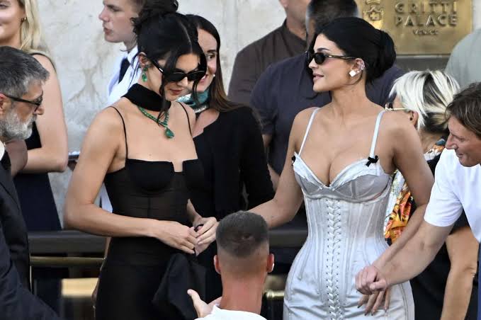 Kylie Jenner Bikin Heboh di Nikahan Bezos, Pakai Gaun Lingerie Putih yang Langgar Aturan! 