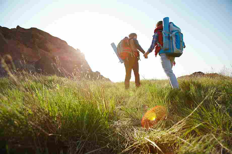 Tak Hanya untuk Anak Muda, Ini 5 Tips Aman bagi Lansia yang Ingin Menjelajah Gunung dengan Nyaman dan Sehat