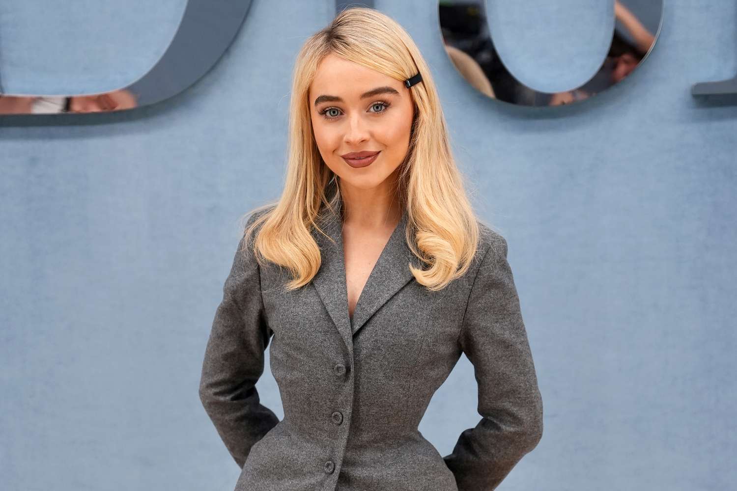 Sabrina Carpenter Tampil Chic dengan Blazer Ketat dan Rok Dior, Siap Curi Spotlight! 