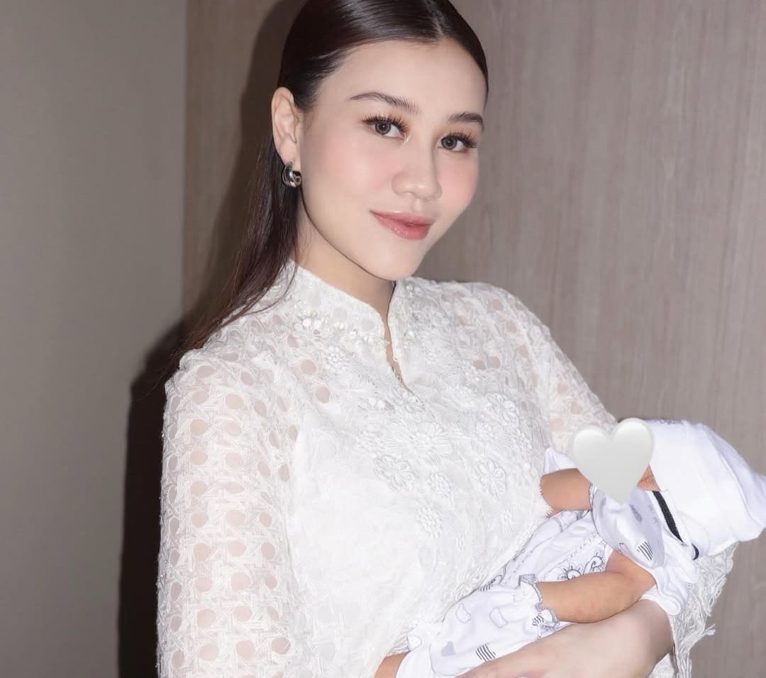Tampil Elegan Saat Aqiqah Baby Arash, Aaliyah Massaid Tuai Pujian, Baru Dua Minggu Melahirkan Aura Ibu Muda Makin Bersinar!