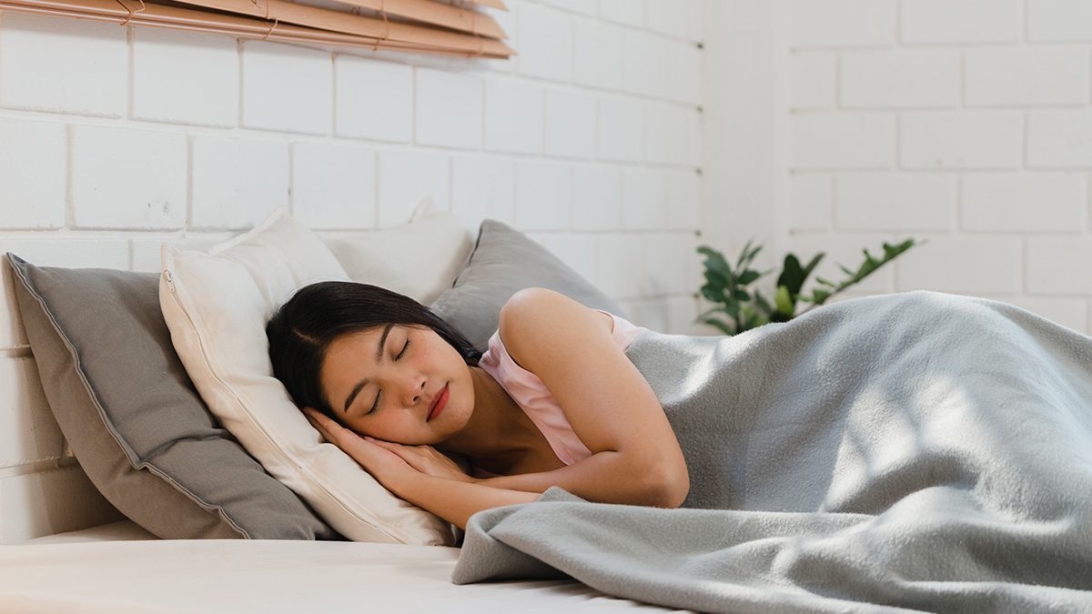 Nggak Nyangka! Tidur Cukup Bisa Bikin Wajah Cerah dan Bebas Jerawat, Begini Tipsnya
