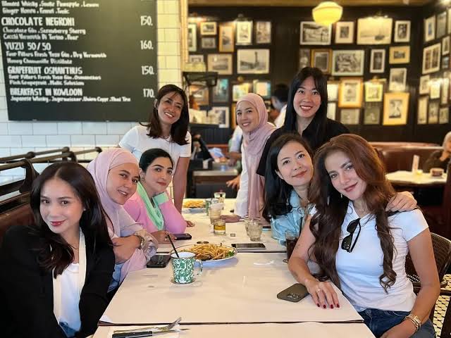 Geng Cendol All Out! Kompak Pakai Pink Pastel dan Putih Saat Brunch 