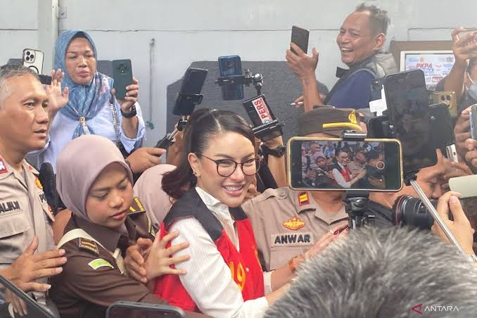 Dikawal Massa Pendukung, Nikita Mirzani Siap Baca Eksepsi di Persidangan