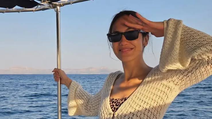 Lagi Berlayar, Pevita Pearce Tampil Stunning Pakai Bikini Leopard di Atas Yacht! 
