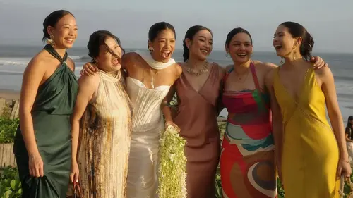 Simple But Stunning! Maudy Ayunda Tampil Anggun Pakai Dress Mustard di Wedding Sahabat