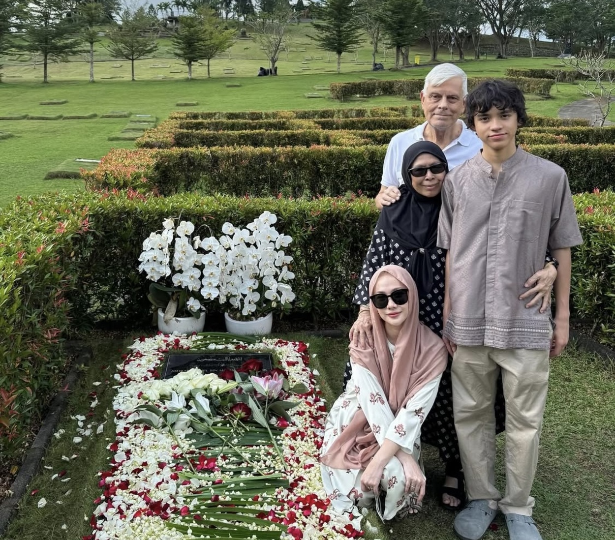 Momen Haru BCL Ziarah ke Makam Ashraf, Reaksi Tiko Jadi Sorotan