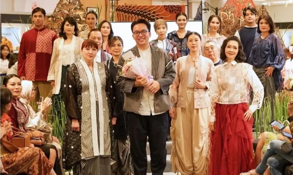 Usia Bukan Halangan, Peragaan Busana Adrie Basuki Hadirkan Model Senior di Runway Pendopo