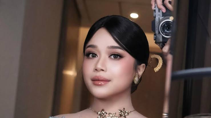 Brisia Jodie Tampil Bak Boneka Hidup di Momen Lamaran, Makeup Soft Glam-nya Bikin Terpesona! 