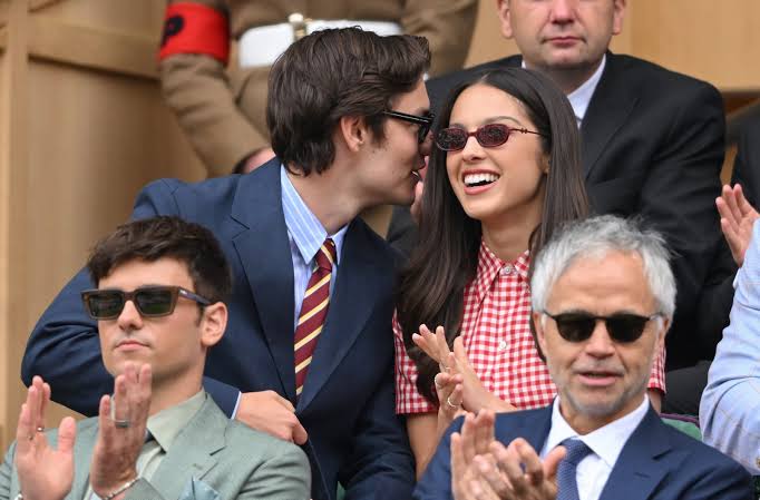 Cieee, Olivia Rodrigo Ciuman Manis Bareng Louis Partridge di Wimbledon!