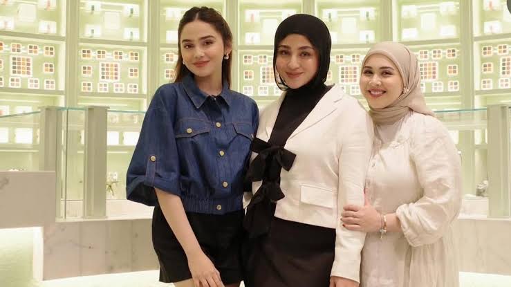 Liburan Rasa Runway! Intip Gaya Kompak Syifa Hadju, Margin Wieheerm dan Kesha Ratuliu di Singapura