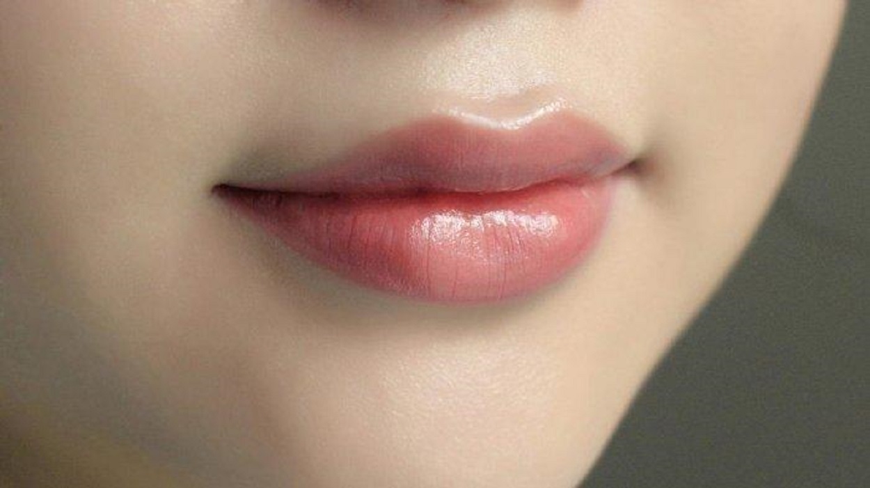 Mau Bibir Merah Natural Tanpa Lipstik? Cuma 5 Trik Ini yang Kamu Butuh!